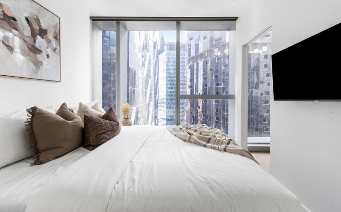 Chic 2BR Apt Opposite Southern Cross, City Views