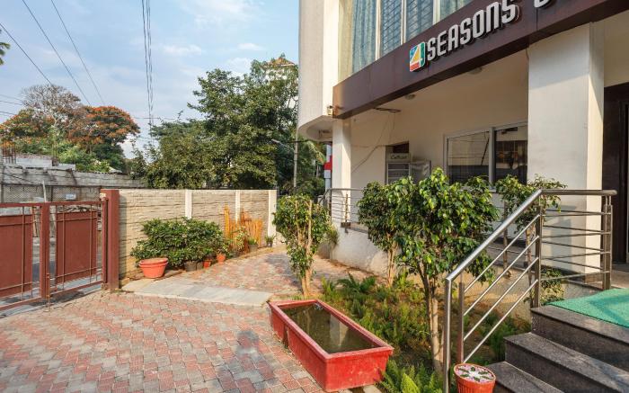 SEASONS SUITES