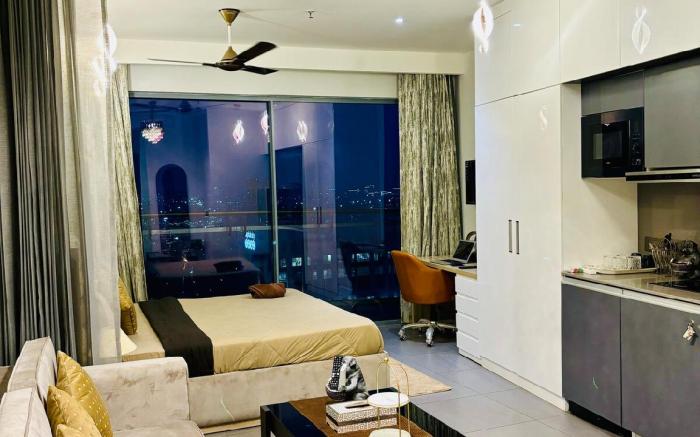 The Brown Stone- 22nd Floor City and River Facing