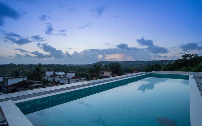 ELIVAAS 1 BHK with Rooftop Pool - Kamerios Verano