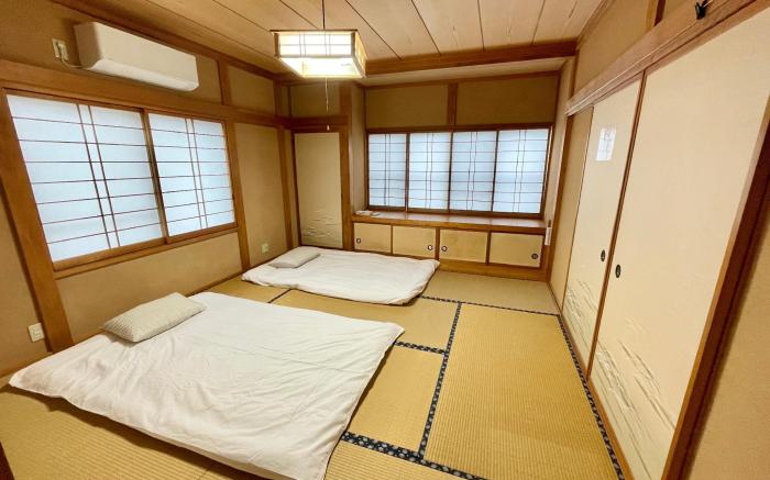 YiyashiHikari富士吉田2距离富士山站700米，到富士急乐园坐电车仅一站。最大可容纳8人。