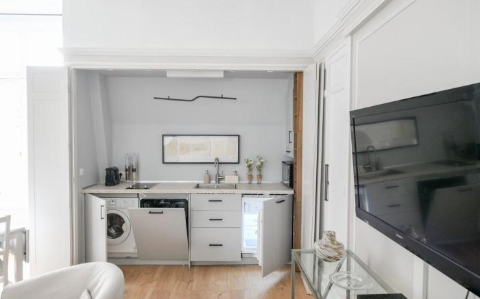 Champs-Élysées apt sleeps 4 w/ AC