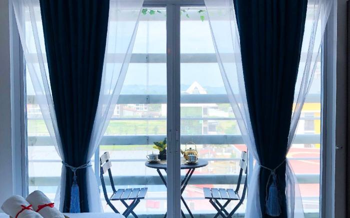 Modern 1BR Condo + Balcony & Pool, next to SM Mall