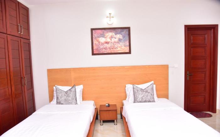 Canadian Inn G-13