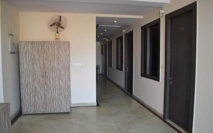 Goroomgo Ganga Palace Mathura