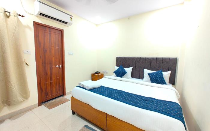 Hotel Kashi Grand Inn ! Varanasi - Best location Near Shree Kashi Viswanath Temple and Ganga Arti Da