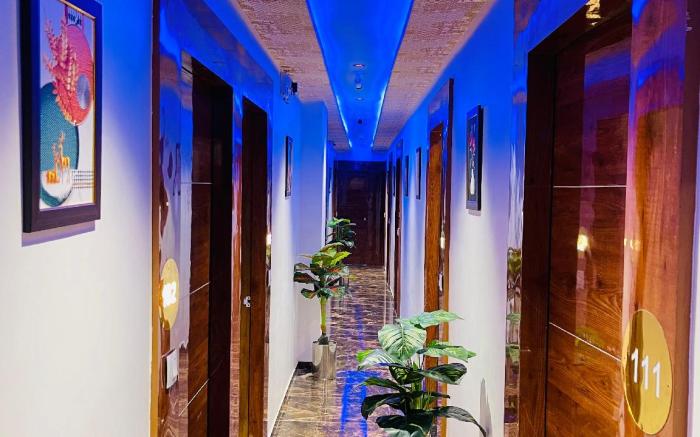 Hotel avenue sky