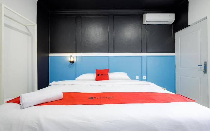 RedDoorz Plus @ Jalan Gatot Subroto Jakarta