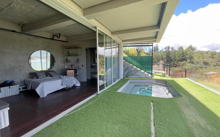 The ELeMYNT Suites Boutique