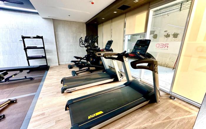 Vibrant Makati Condo w/ Balcony, Pool & Gym *22