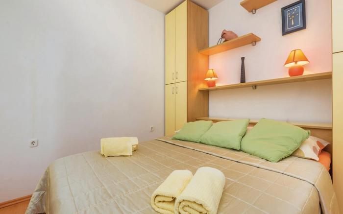 Apartments Paola - Studio Apartment with Terrace and Sea View
