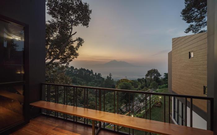 Selayang Oribu - Cabin on the Mountain