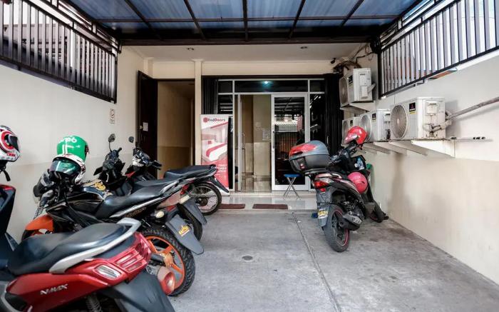RedDoorz @ Jalan Biak Roxy Jakarta