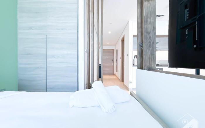 Balcony Bliss: Cozy Studio with Marina Views