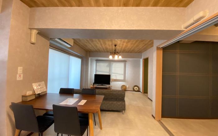 Darin Hawks Street Suite Room