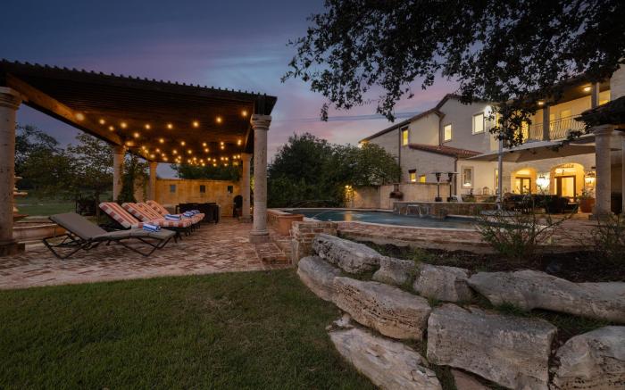 Luxurious Watershaus Ranch - Pool and Hot Tub, Fireplaces, Stunning Views!