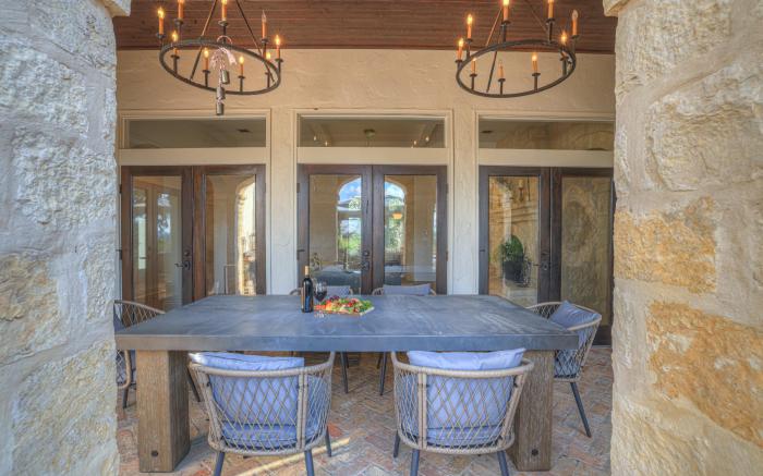 Luxurious Watershaus Ranch - Pool and Hot Tub, Fireplaces, Stunning Views!