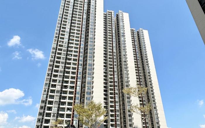 2BR Condo with City View for 4 Guests [Near CIQ]
