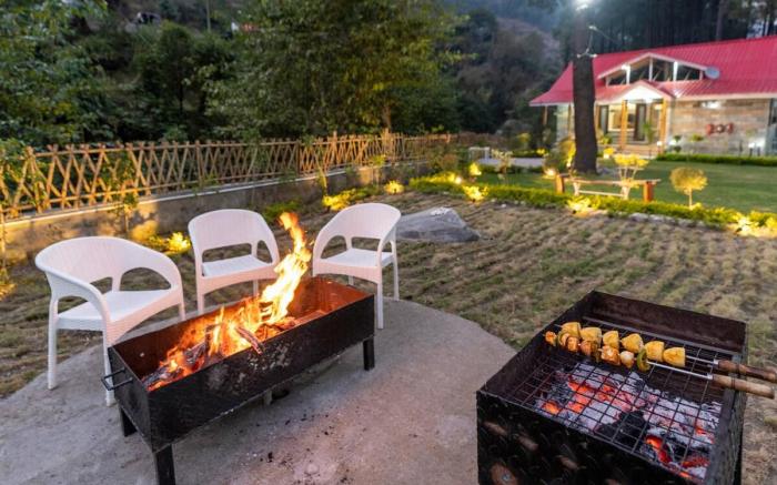 River Side Cottage With Private Lawn