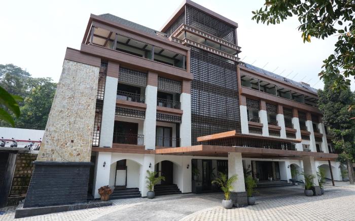 PLEASANT TREE HOTELS