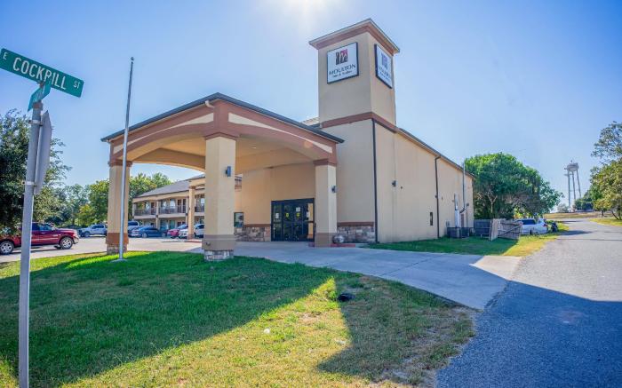 Moulton Inn & Suites By OYO Near Shiner TX 