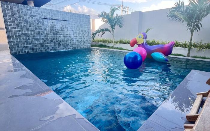 芭提雅市中心/豪装独栋泳池别墅/4房5卫/临近中天海滩/现代轻奢/交通便利/步行街/度假首选/大空间