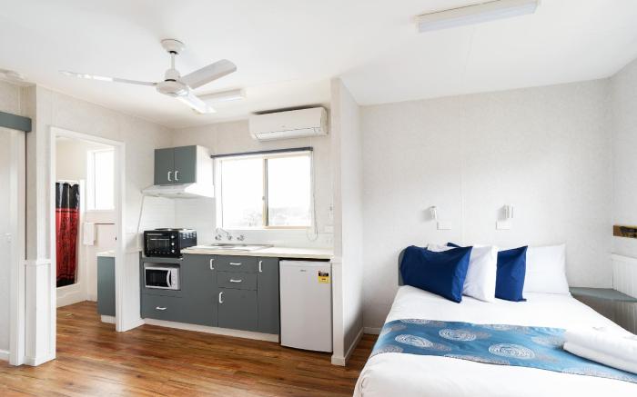 Crestview Tourist Park Hotel