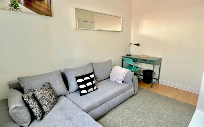 Fulham Broadway Apartment by DC London Rooms