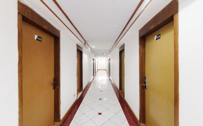 RedDoorz Plus near RSCM Jakarta