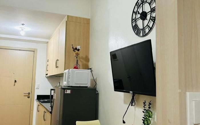 SMDC light condo w/ balcony Connected to MRT MALL