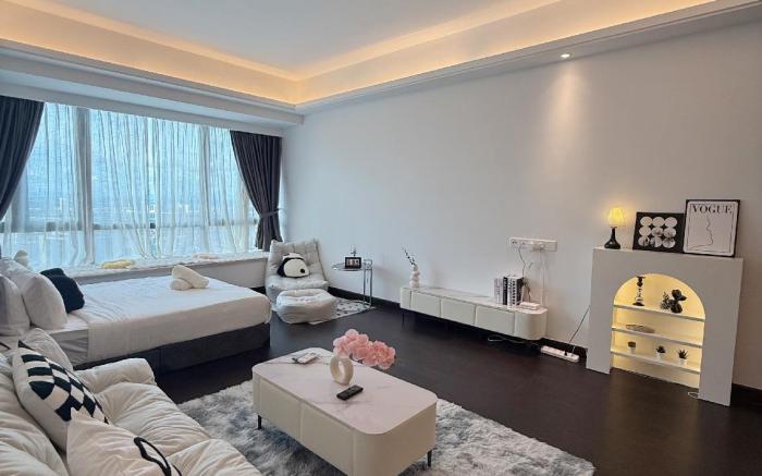 R&F Cozy Studio with projector (no parking)