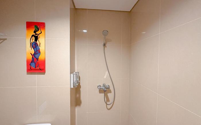 Living 1BR at Grand Sungkono Lagoon By Travelio