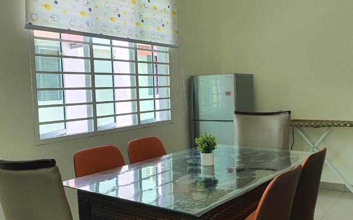 1st Island Homestay @ Bayan Baru 