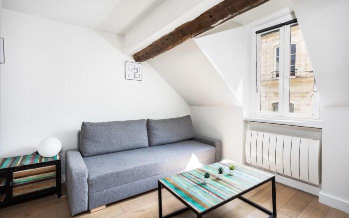 Duplex apartment steps to the Louvre for 4 Pers.