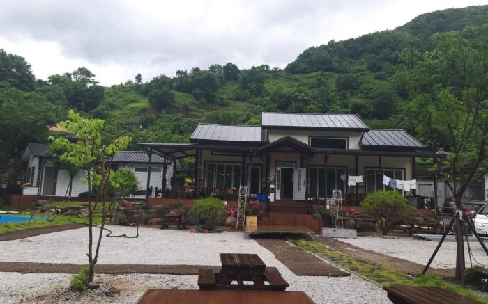 Hamyang Baekmudongmaru Park Pension Campsite