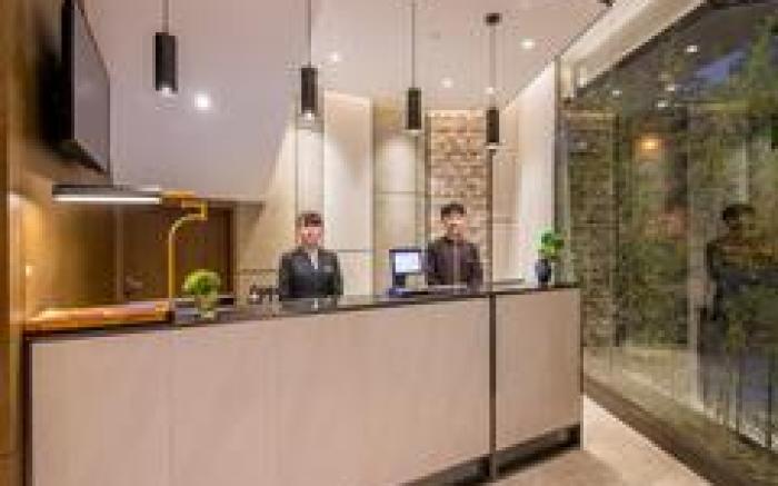Home Inn Plus Shanghai Zhongshan Park Jiangsu Road Metro Station