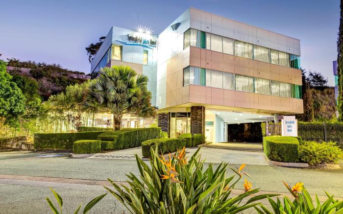 Springfield Lakes Hotel