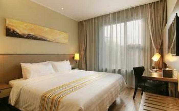 Home Inn Plus Shanghai Hongqiao Road Metro Station