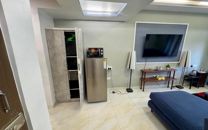 Close to BKC, 1BHK at Hill road, Bandra 