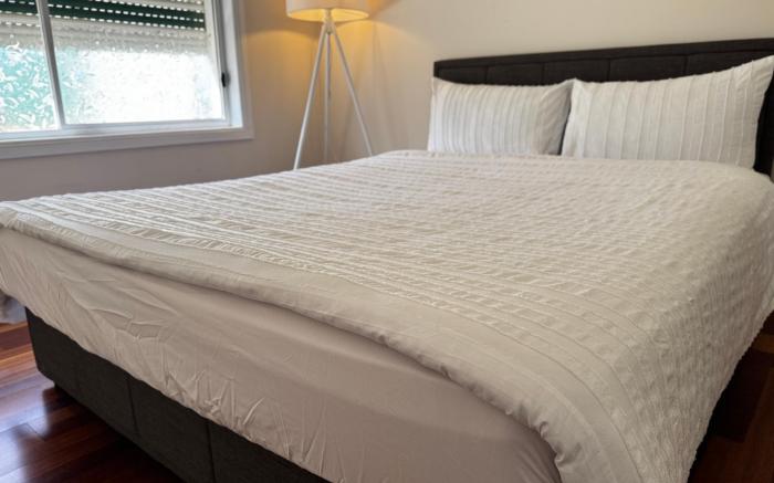 Brand new bedroom next to train station 