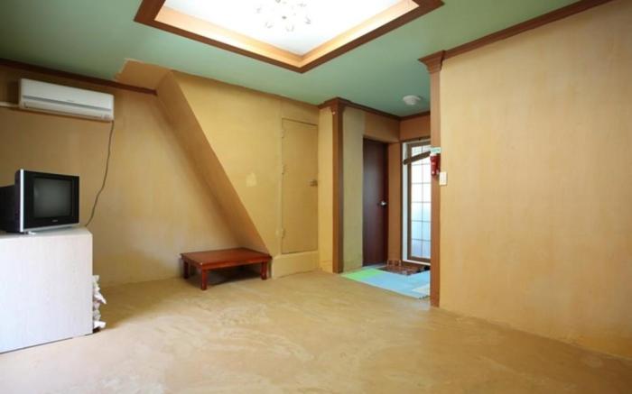 Baekmu Mountain Villa Red Clay Pension