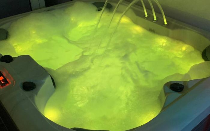 Perfect Couple Retreat To Relax With Hot Tubsauna