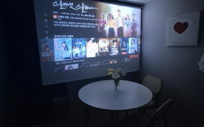 [꽁냥꽁냥]수원역도보1분/ 넷플릭스/ 유튜브/ 디즈니+/신축/대형스크린 빔/행궁동/스타필드