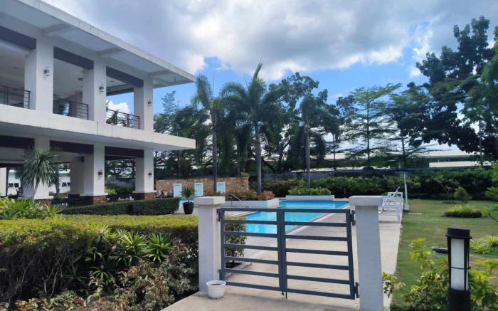 2bdr condo rental free wifi,netflix,pool,parking