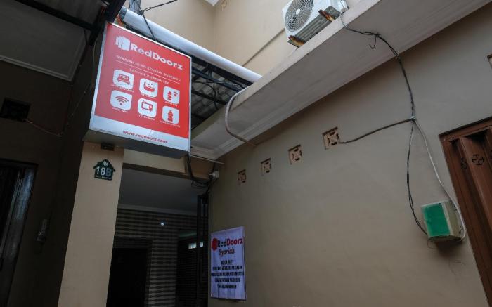 RedDoorz Syariah near Stasiun Gubeng 2