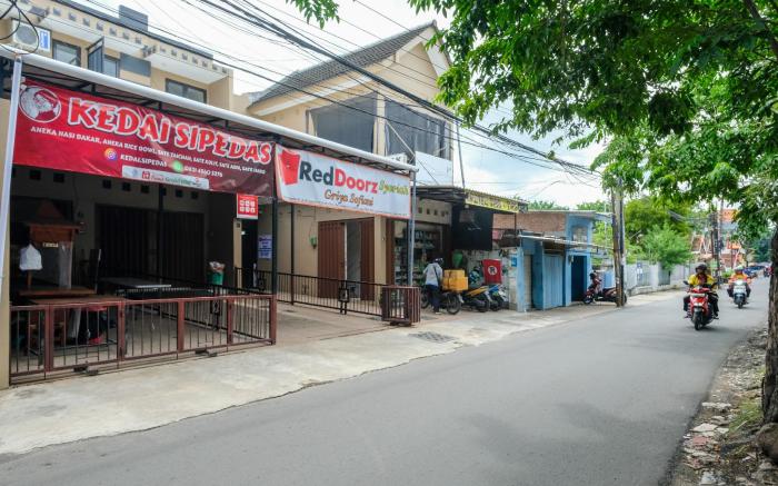 RedDoorz Syariah near Stasiun Gubeng 2