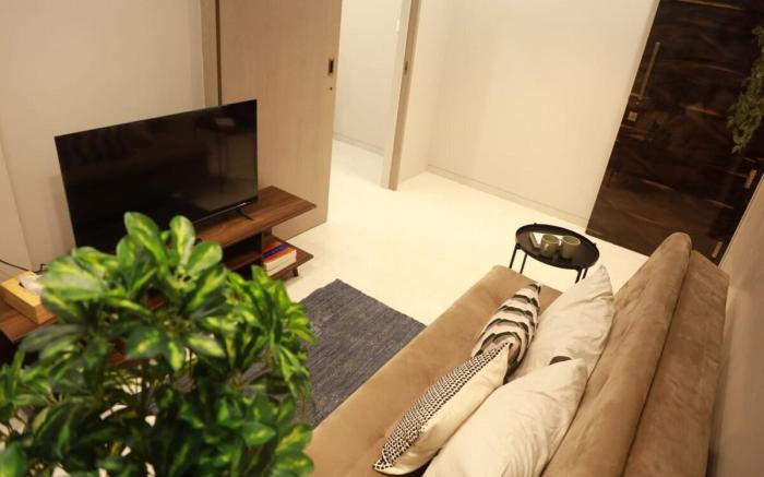 Downtown 1BHK Cozy, Mahalaxmi. 1202