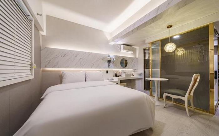 Gyeongsan City Hall Brown Dot