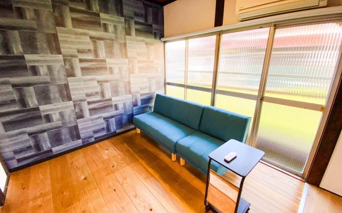 Spacious Balcony for Relaxation "Entire Building Rental Move" BBQ & Garden! Large TV! Up to 5 Guests