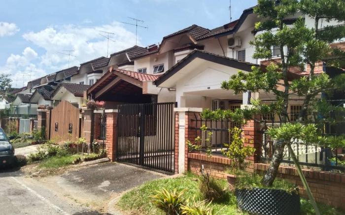 Indahpura Kulai 868 21pax 4BR double Story House